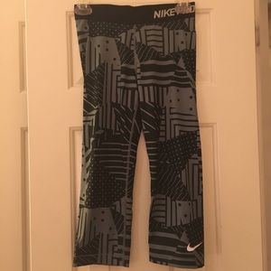 NWOT Nike Pro Dri-Fit Patterned Cropped Leggings